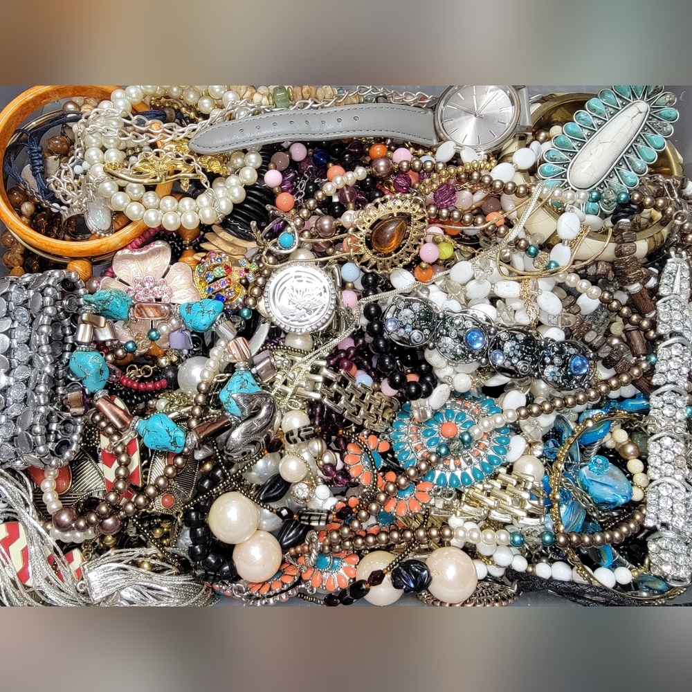 ESTATE COSTUME JEWELRY LOT- 1+ lbs Vintage to Now. NO JUNK - All Wearable - Picture 2 of 8